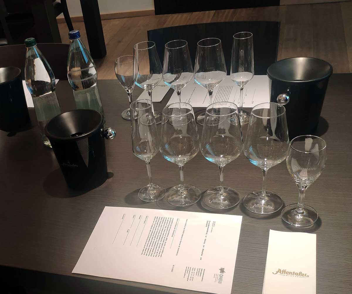 Verkostungsaufbau für alkoholfreie Weine mit Gläsern und Bewertungsbogen 
