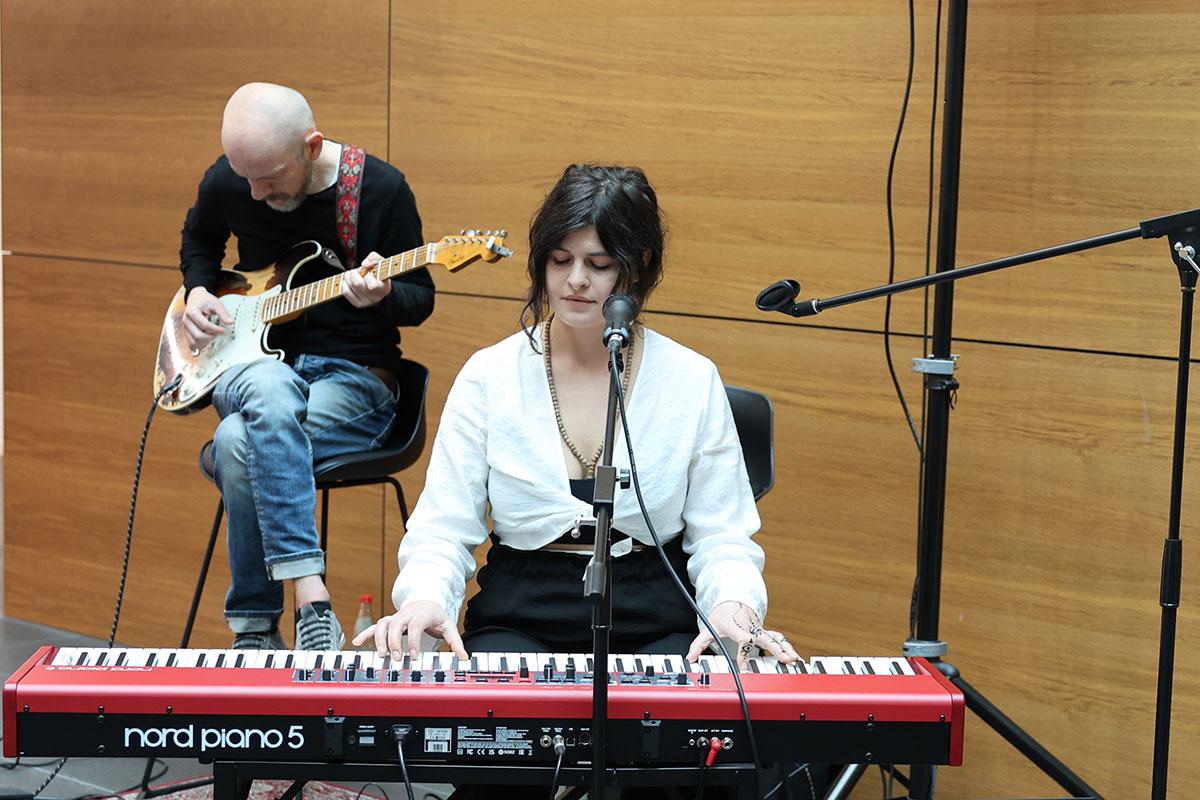 Begleitet wurde die Kunst vom Musik-Duo "Diebeskind" mit Verena Schützle (Klavier, Gesang) und Reinhold Weber (Gitarre).