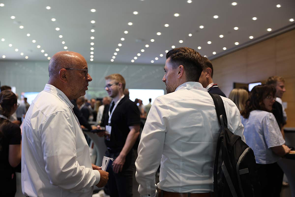 Gespräch im Foyer der Aula RID 2026