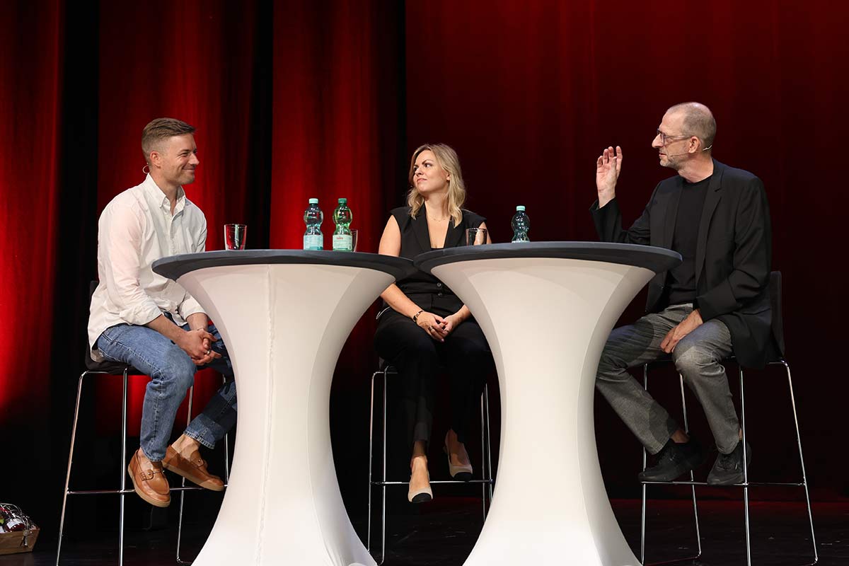 Im Panel „Verhandlungsexzellenz als Wettbewerbsvorteil: Innovative Organisationsmodelle aus der Praxis“, moderiert von Prof. Dr. Michel Mann von der DHBW Heilbronn, diskutierten Dr. Sabrina Marx und Leander Riedel, Director of EMEA Deal Desk bei Celonis SE, wie Unternehmen Verhandlungskompetenz organisatorisch verankern können