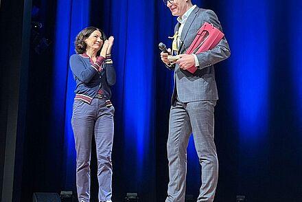 Auf dem Foto sieht man Prof. Dr. Nicole Graf und Fred Schulze auf der Bühne.