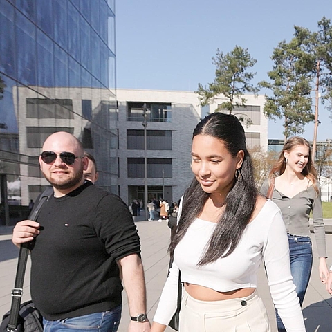 Auf dem Foto ist eine Gruppe von Studierenden zu sehen, die über den Bildungscampus Heilbronn läuft.