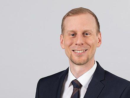 Auf dem Foto ist Herr Prof. Dr. Patrick Föll zu sehen.