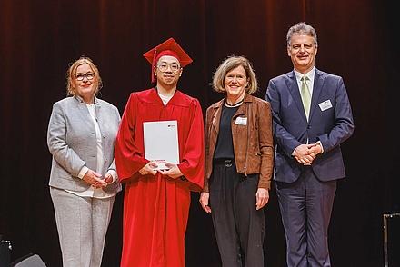 Michael Michael bei der Übergabe des DAAD-Preises in der Aula während der Graduierungsfeier. 