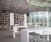 Das Foto zeigt Arbeitstische in der Bibliothek LIV auf dem Bildungscampus Heilbronn.