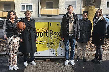 Auf dem Foto sind DHBW Heilbronn Rektorin Prof. Dr. Nicole Graf, Heilbronner Bürgermeisterin Agnes Christner und drei Projektverantwortliche vor einer der Sportboxen zu sehen.