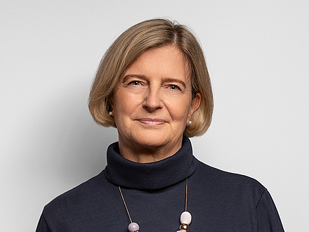 Auf diesem Bild ist Prof. Dr. Sabine Woydt zu sehen.