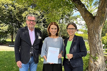 Dr. Stefan Wolf, Präsident Arbeitgeberverband Gesamtmetall und Co-Vorsitzender des Aufsichtsrats mit Petra Olschowski MdL, Ministerin für Wissenschaft, Forschung und Kunst des Landes Baden-Württemberg und Vorsitzende des Aufsichtsrats, nach der Überreichung der Nachhaltigkeitsstrategie durch Präsidentin Prof. Dr. Martina Klärle (rechts).
