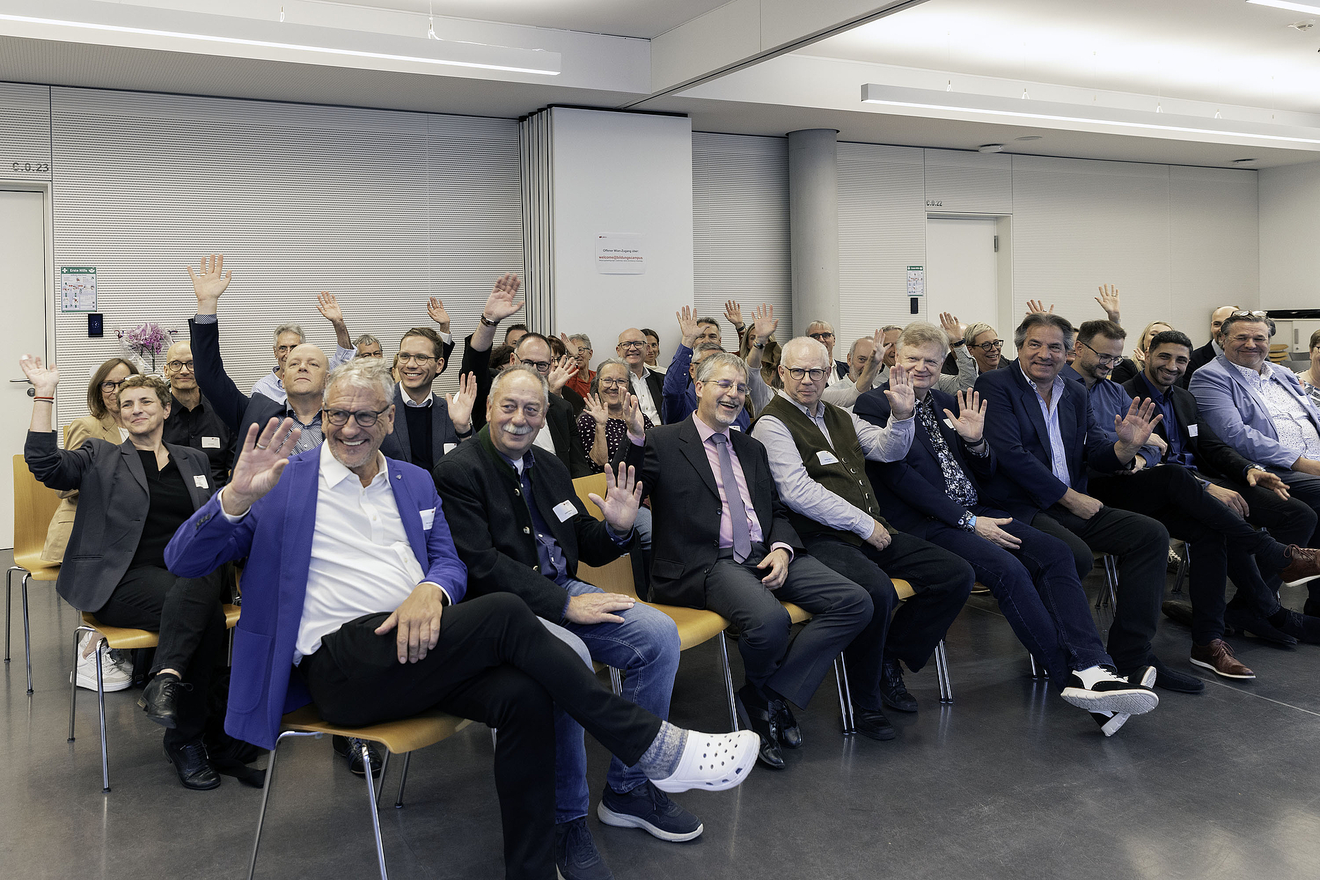 Die dritte Dozentenehrung der DHBW Heilbronn fand am 16. Oktober 2026 am Bildungscampus in Heilbronn statt. Die geehrten Dozentinnen und Dozenten sitzen in Stuhlreihen und winken in die Kamera.