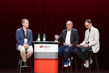 Vorsitzender der Geschäftsführung von dm, Christoph Werner, im Gespräch mit den Handels-Studiengangleitern Prof. Dr. Stephan Rüschen und Prof. Dr. Oliver Janz (v.l.n.r.) 