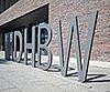 Das Foto zeigt den DHBW Schriftzug vor dem Gebäude 5 auf dem Bildungscampus Heilbronn.