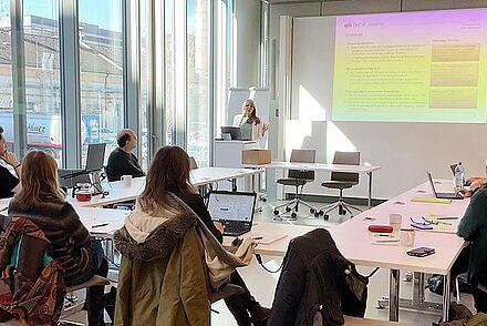 Kathrin Flohr von der Hochschulbibliothek LIV der Studienakademien DHBW Heilbronn und DHBW CAS stellt das neue Kompetenzzentrum ROAD@DHBW in einer Präsentation an der DHBW Mannheim vor..  
