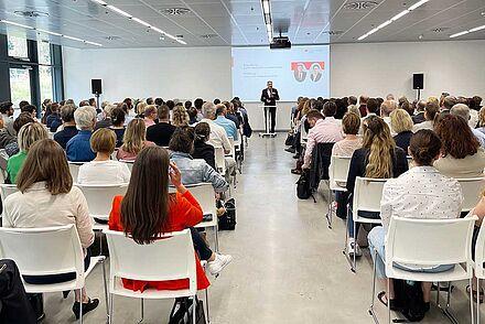 Prof. Dr. Joachim Weber, Rektor der DHBW Stuttgart, begrüßt die Teilnehmenden beim DHBW Forschungstag 2023