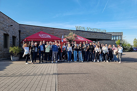 Alumni der DHBW Heilbronn, DHBW Mosbach und des DHBW CAS vor der Genossenschaftskellerei Heilbronn