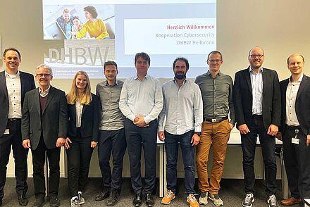 Gruppenfoto: Vertreterinnen und Vertreter der Kooperationspartner Cybersecurity während ihres Besuchs an der DHBW Heilbronn