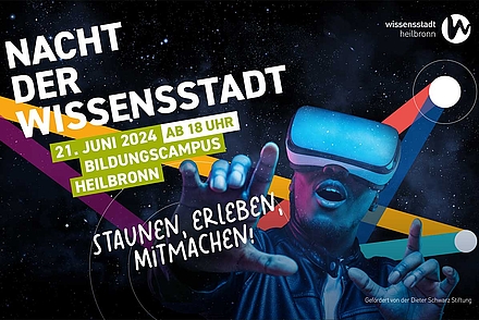 Mann mit VR-Brille vor schwarzem Hintergrund, Text: Nacht der Wissensstadt, 21.6.2024 ab 18 Uhr, Bildungscampus Heilbronn, Staunen, Erleben, Mitmachen, gefördert von der Dieter Schwarz Stiftung, Logo Wissensstadt Heilbronn