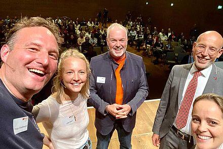 Auf dem Foto sind die Teilnehmer*innen der Podiumsdiskussion beim Food Innovation Day 2022 zu sehen.