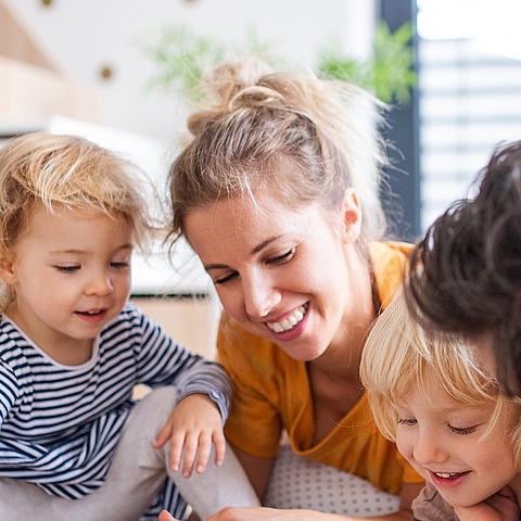 Auf dem Foto ist eine Familie mit einem Mann, einer Frau und zwei Kindern zu sehen.