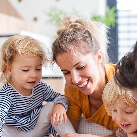 Auf dem Foto ist eine Familie mit einem Mann, einer Frau und zwei Kindern zu sehen.
