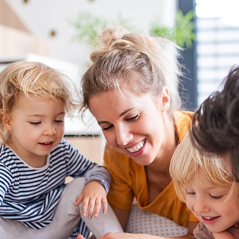 Auf dem Foto ist eine Familie mit einem Mann, einer Frau und zwei Kindern zu sehen.