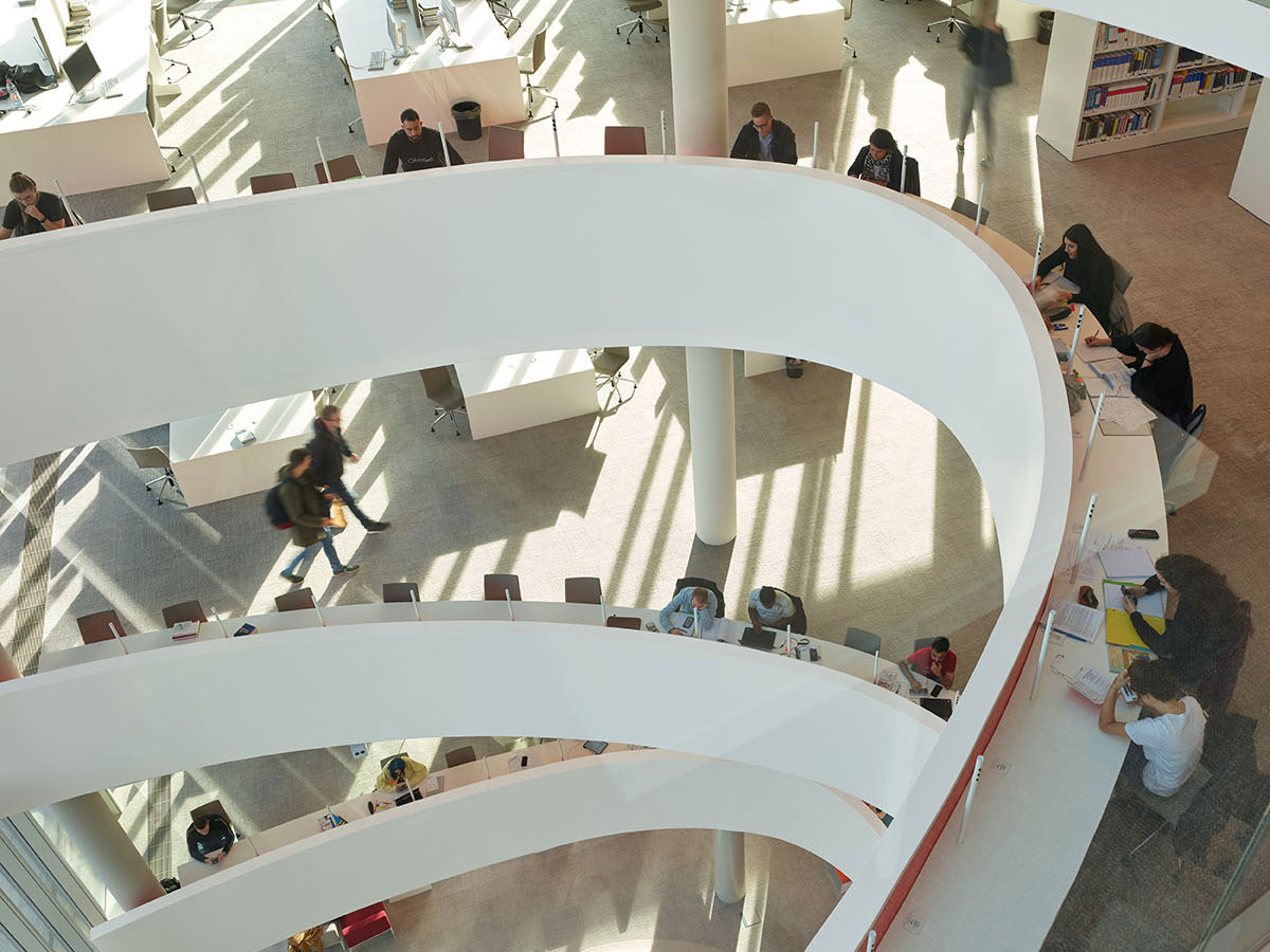Studenten in der Bibliothek LIV des Bildungscampus.