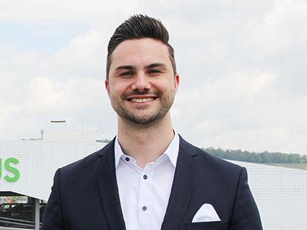 David Nowacki Auf dem Bild ist der Alumnus David Nowacki der DHBW Heilbronn auf der Campusbrücke zu sehen