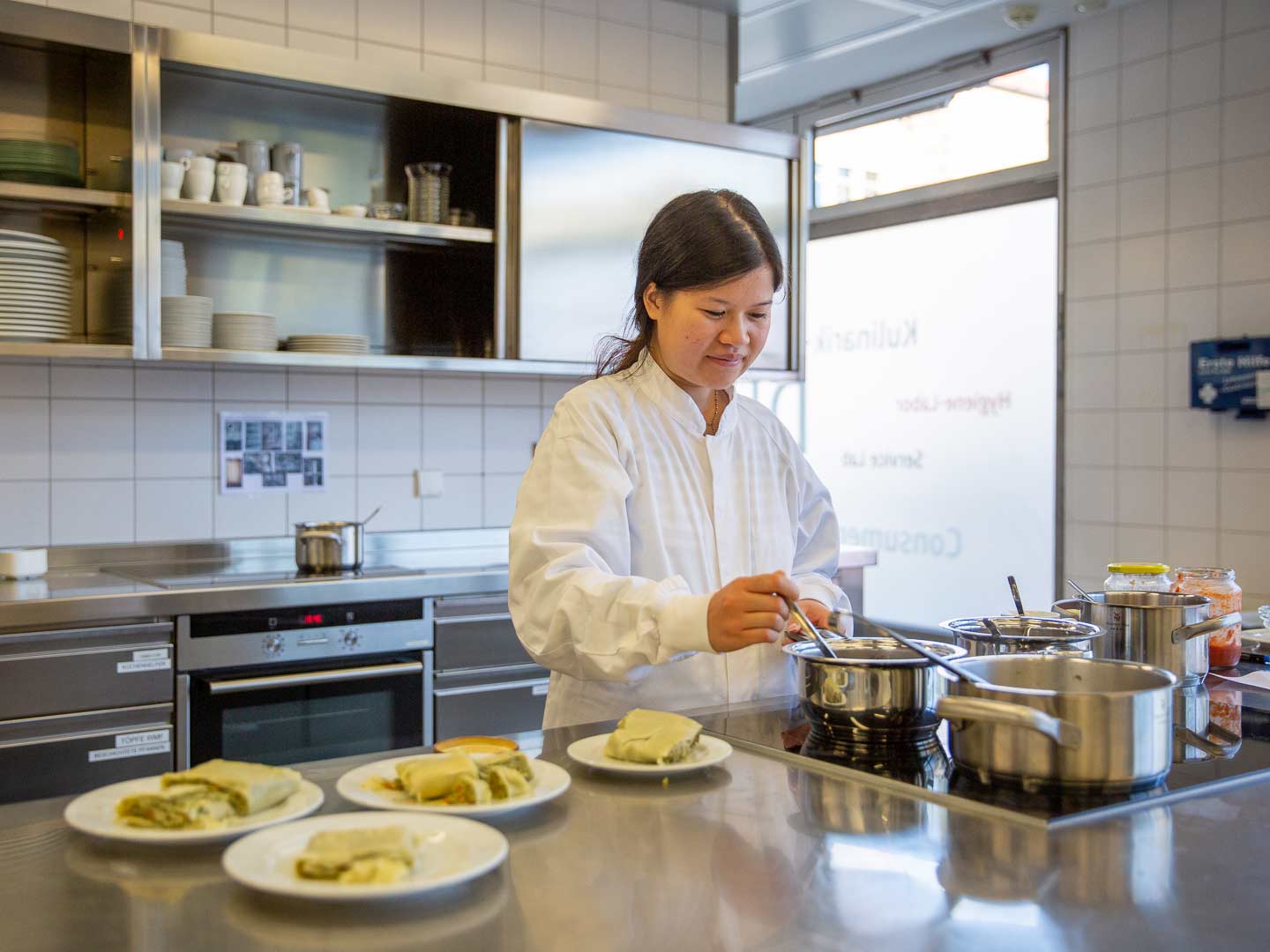 Eine Studentin bereitet vegane Maultaschen im Kulinarik-Labor der DHBW Heilbronn zu