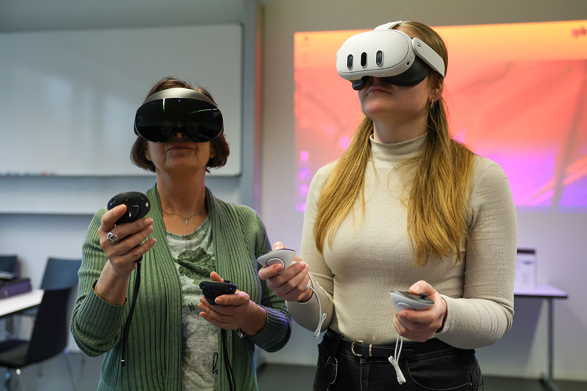 zwei Frauen tragen eine VR-Brille
