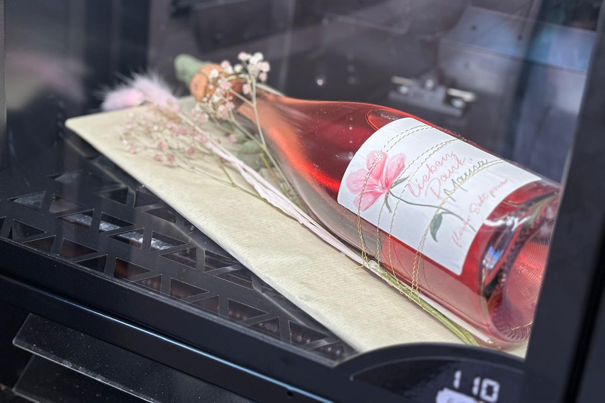 Sektflasche in Automat als Muttertagsgeschenk verpackt