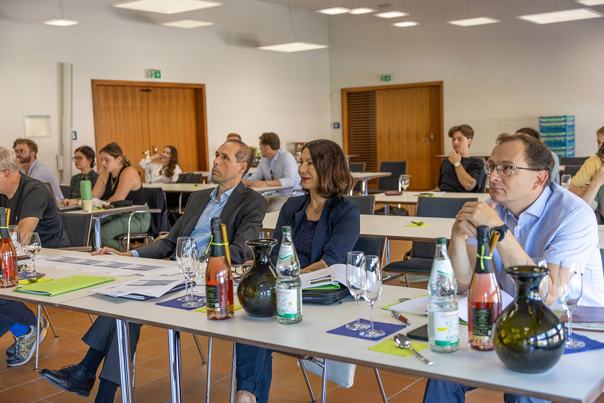 Präsentation des Sektprojektes vor einer Jury im Seminarraum
