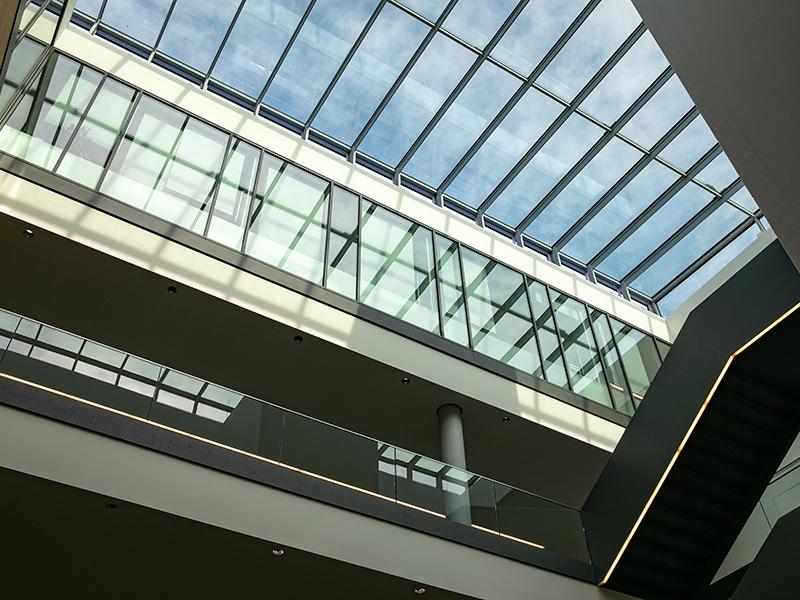 Das Foto zeigt das Glasdach eines Gebäudes von innen. 