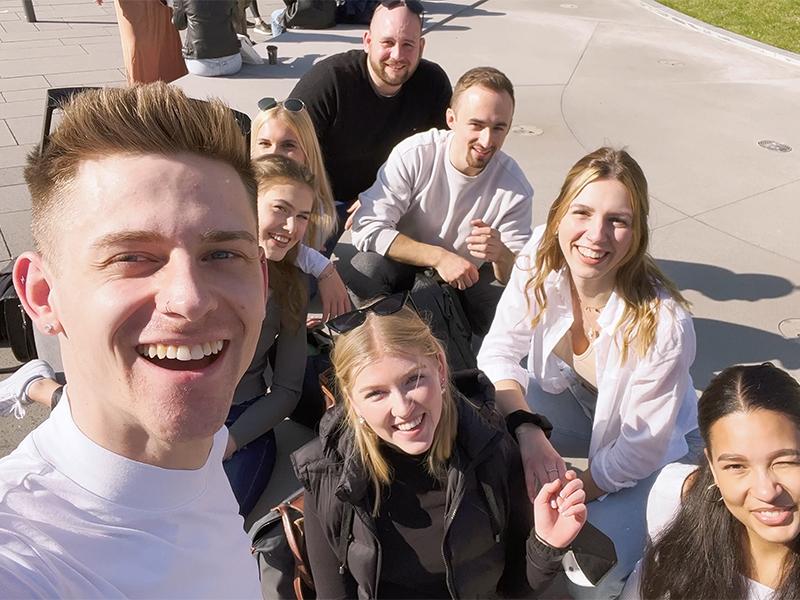 Studierendenselfie Das Foto zweigt eine Gruppe von Studenten und Studentinnen.
