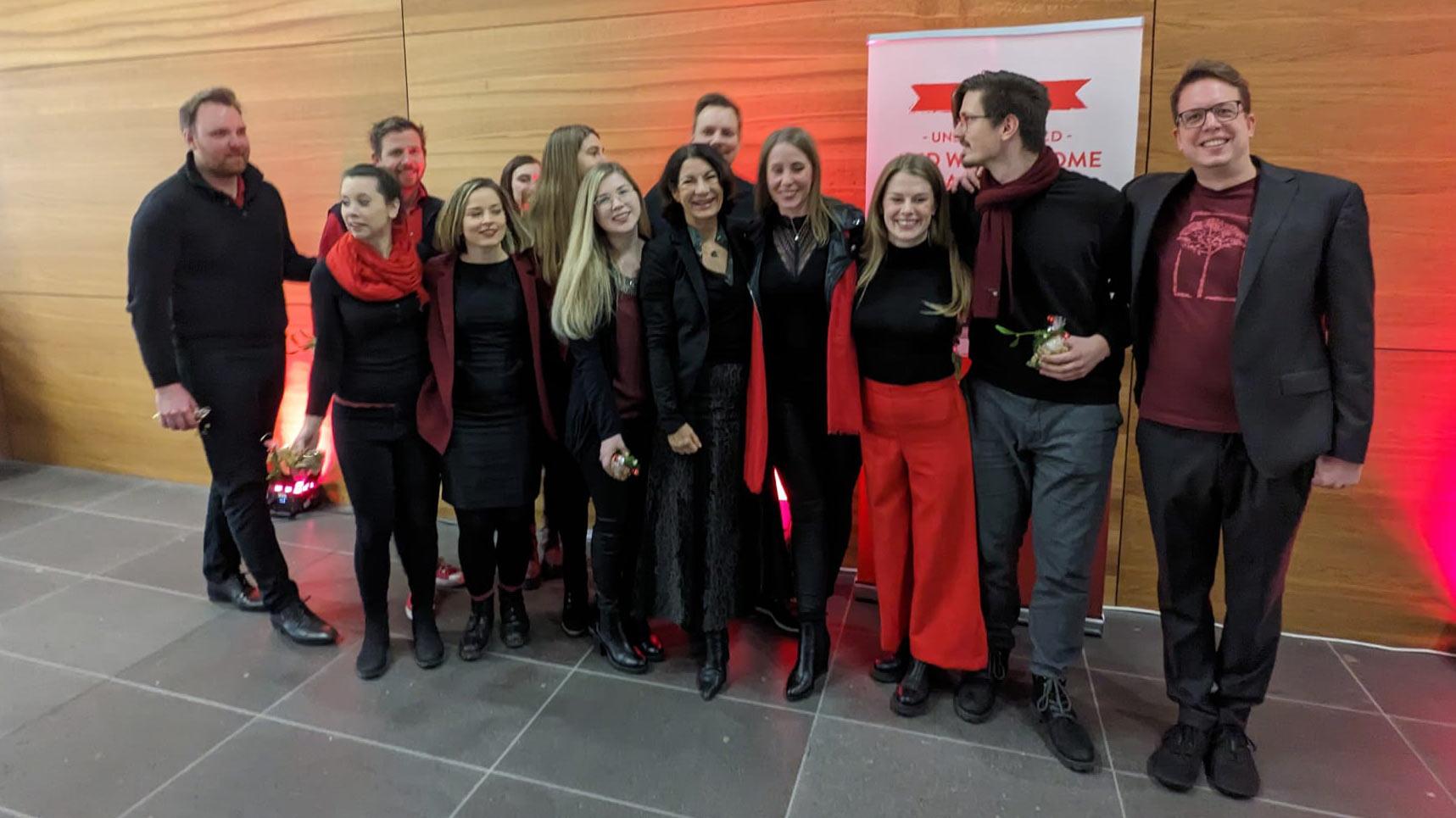 Auf dem Foto sieht man Prof. Dr. Nicole Graf zusammen mit der a-capella-Gruppe Beauties and the Beats beim Adventskonzert.