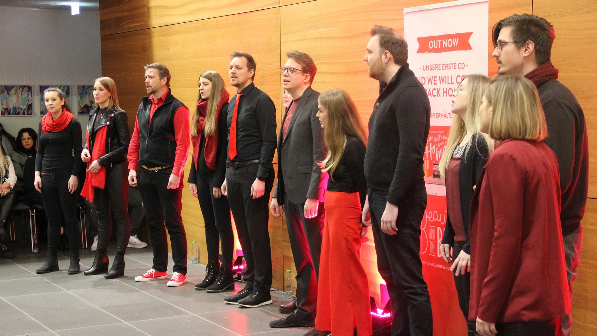 Auf dem Foto ist der neckarsulmer A Cappella Chor „Beauties and the Beats“ bei dem Adventskonzert a der DHBW Heilbronn zu sehen.