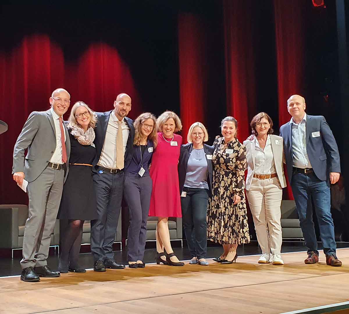 Das Foto zeigt die neun Personen des Teams des Studiengangs BWL-Food Management auf einer Bühne.