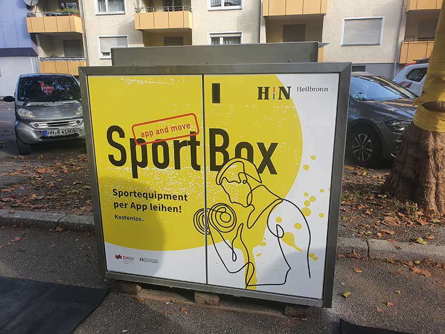 Die Sportbox in Heilbronn ist randvoll gefüllt mit Sportgeräten: verschiedene Bälle, Springseile, Blackrolls und Hanteln.
