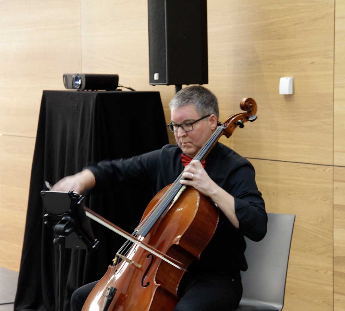 Ein Musiker spielt klassische Musik auf dem Cello. 