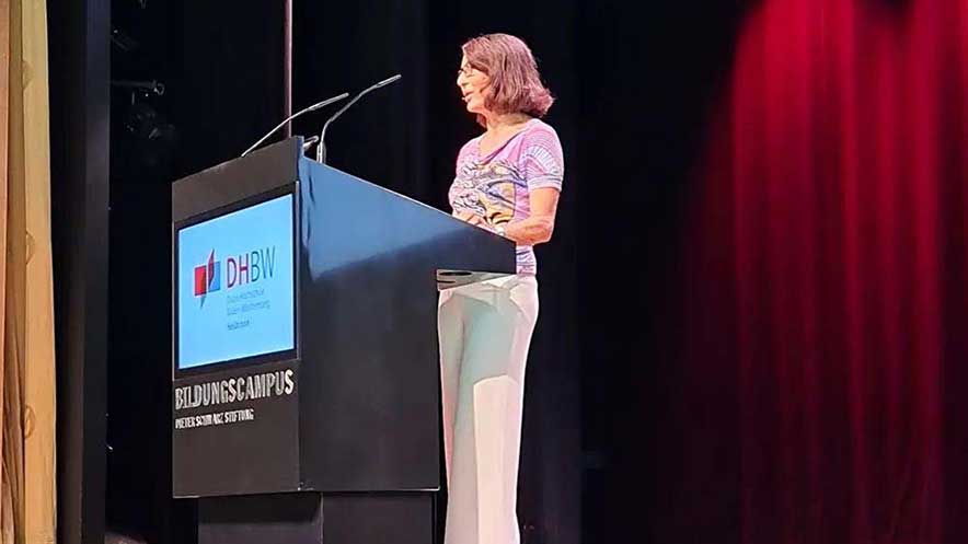 Rektorin Prof. Dr. Nicole Graf hält Begrüßungsrede in der Aula am Podium