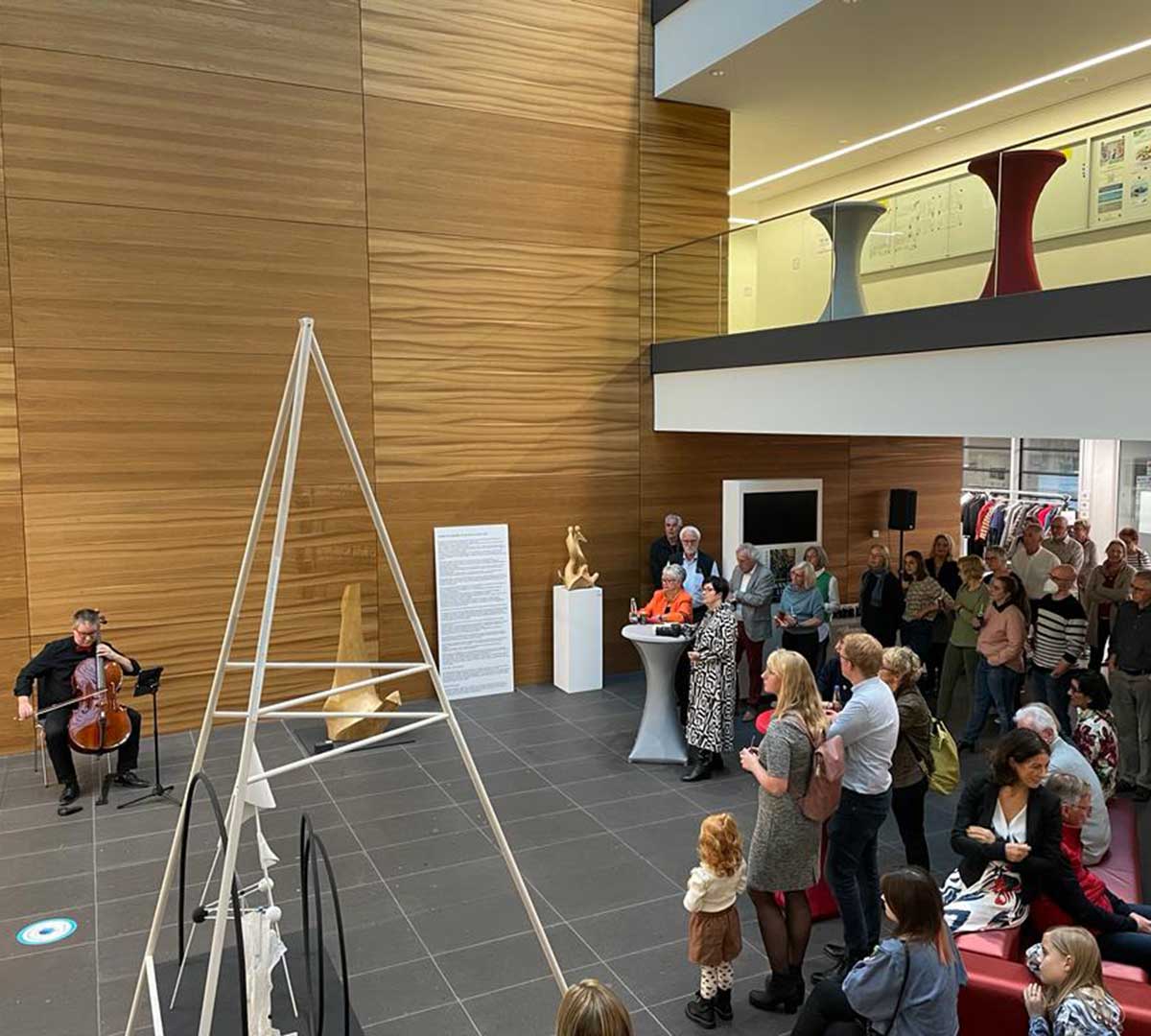 Ein Mann spielt Cello vor Publikum im Foyer der DHBW Heilbronn. 