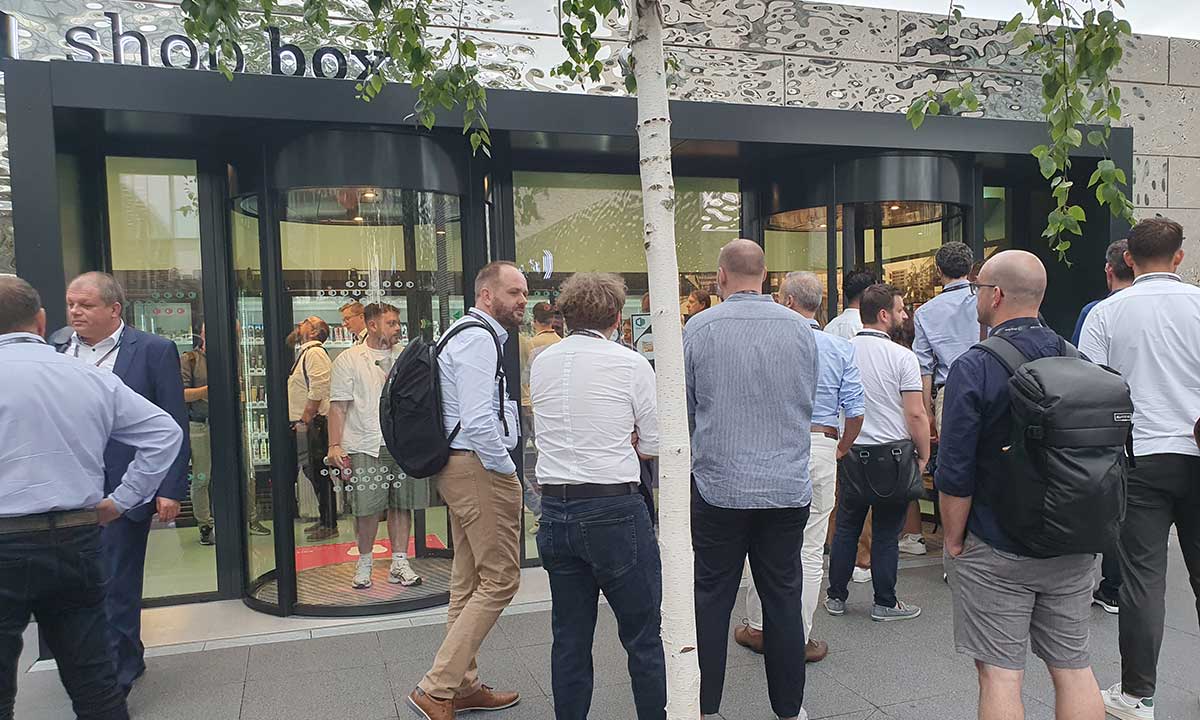 Die Teilnehmer*innen der Retail Innvation Days stehen vor der Shopbox auf dem Bildungscampus