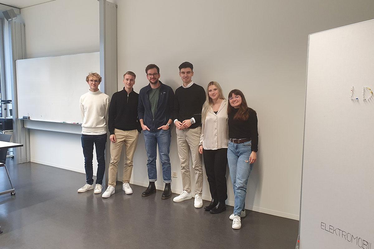 Gruppe zwei mit CEO und Gründer von Fixfirst Sebastian Daus: Das Team hinter der Weiterentwicklung der Fixfirst App