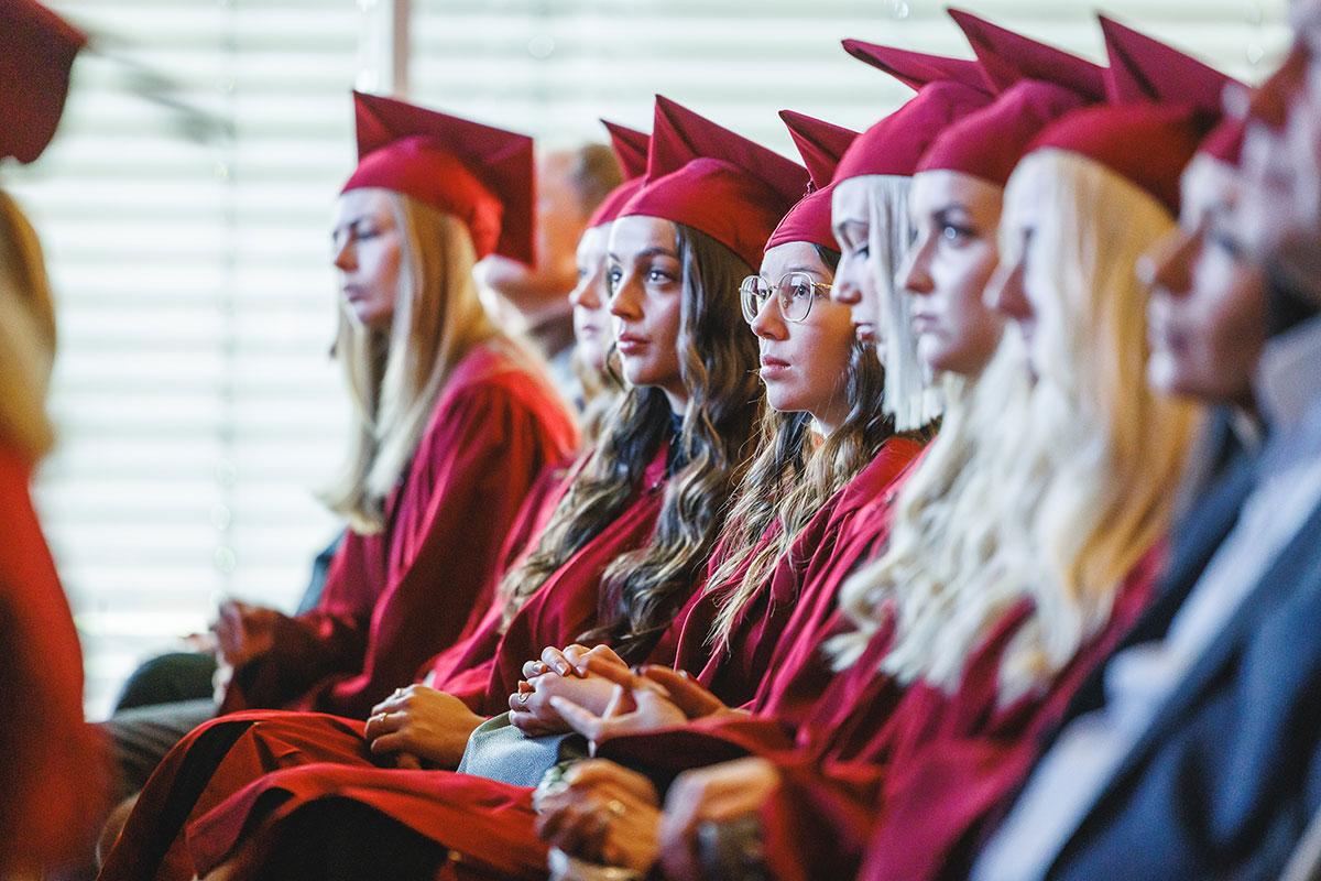 Warten auf die Zeugnisübergabe: Die Absolventinnen in den BWL-Studiengängen Handel und Dienstleistungsmanagement bei der ersten Feier. 