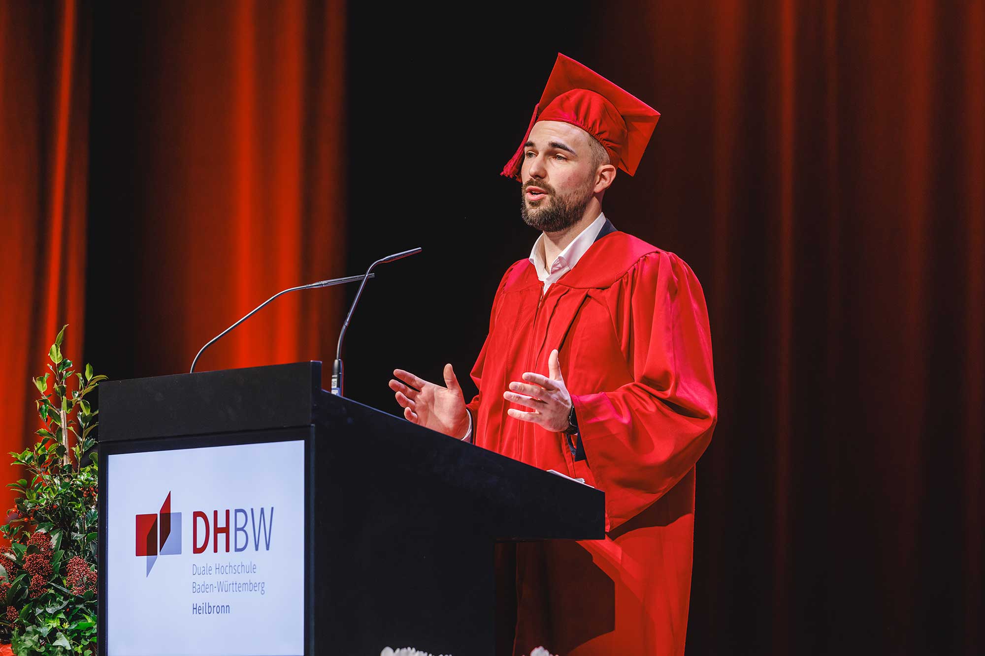 Der ehemalige Vorsitzende der Studierendenvertretung Pascal Dierks bei seiner Abschlussrede. Gemeinsam mit den anderen Absolventenrednern ließ er das Studium Revue passieren und lobte die DHBW Heilbronn als "einen Ort der Gemeinschaft". 