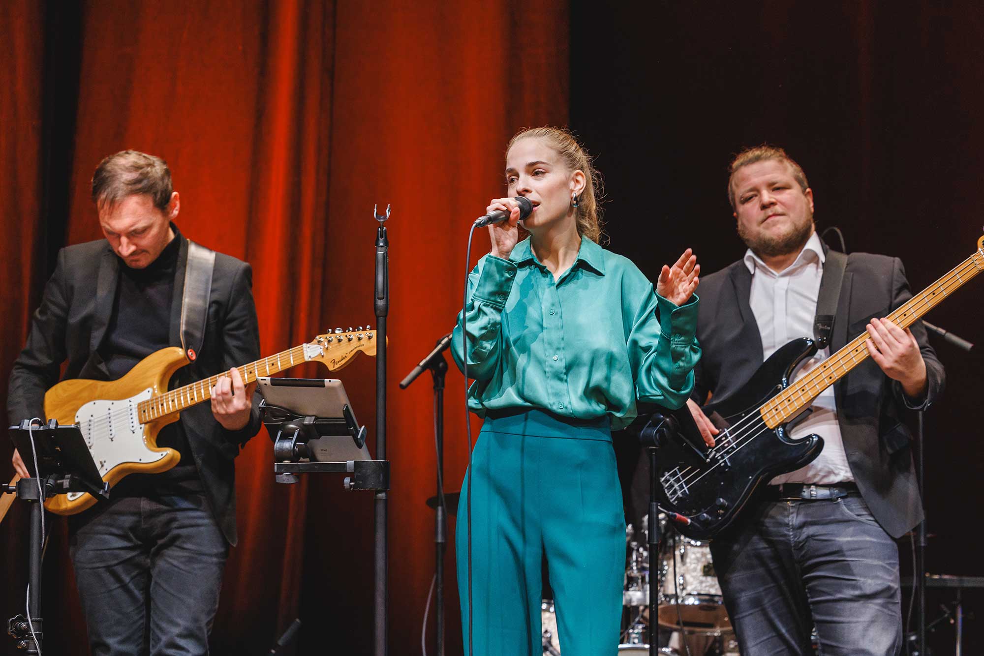 Jazz, Pop und Soul gab es vom Trio Velvet. Jazz, Pop und Soul gab es vom Trio Velvet. Sängerin Kim Hofmann in Begleitung von Roman Spilek und Lukas Hatzis. 