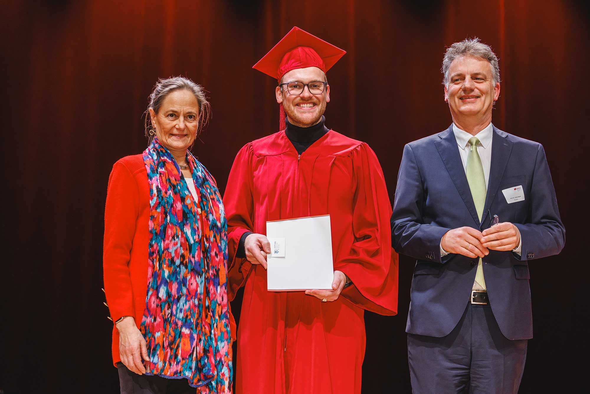 Seit 2014 werden die Preise für Wirtschaft und Ethik an der DHBW Heilbronn verliehen. Von links nach rechts: Stiftungsvorsitzende Patricia Wahl, Maximilian Borner aus dem Studiengang Wein - Technologie - Management und Prorektor Prof. Dr. Tomás Bayón. 