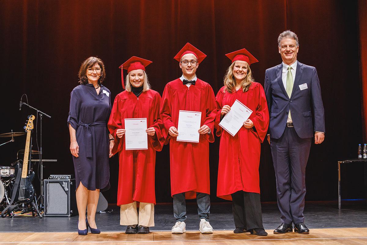 Der Preis für Wirtschaft und Ethik ging 2023 an vier Preisträger*innen: Alina Herres, Maximilian Borner, Annika Lamm und Theresa Ellinger. 