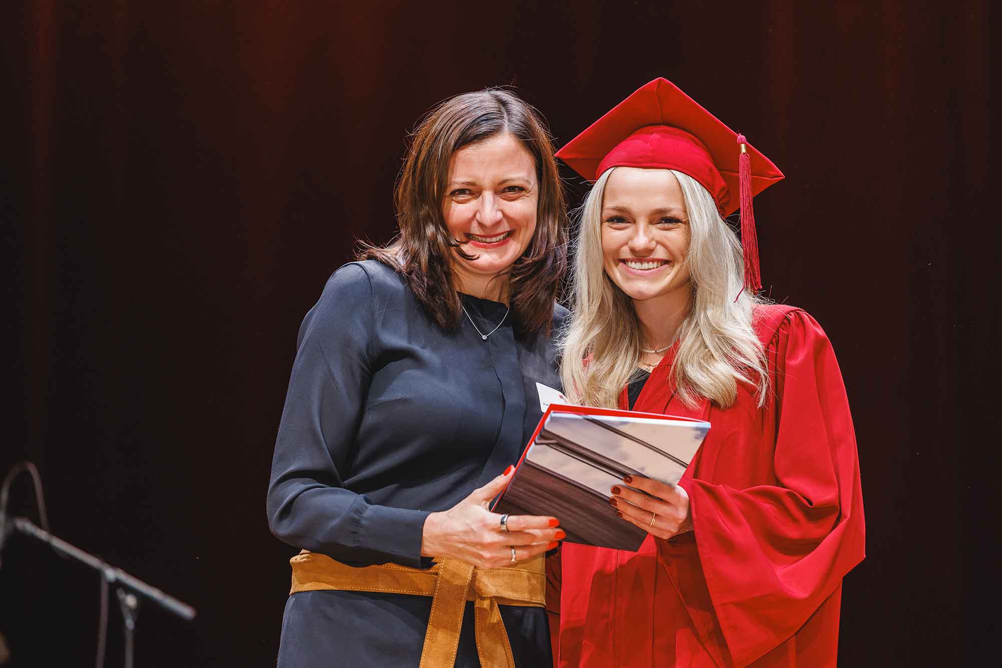 Die ersten Absolvent*innen der digitalen Studiengänge BWL-Digital Commerce Management und Wirtschaftsinformatik wurden graduiert. 