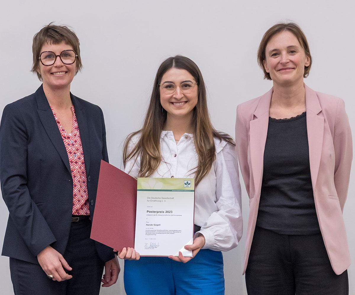 Kongresspräsidentinnen des diesjährigen DGE-Kongresses Prof. Dr. Ute Weisz und Prof. Dr. Ute Nöthlings überreichen den Posterpreis an Hande Gagali  Fotonachweis: Copyright Thomas Hauss