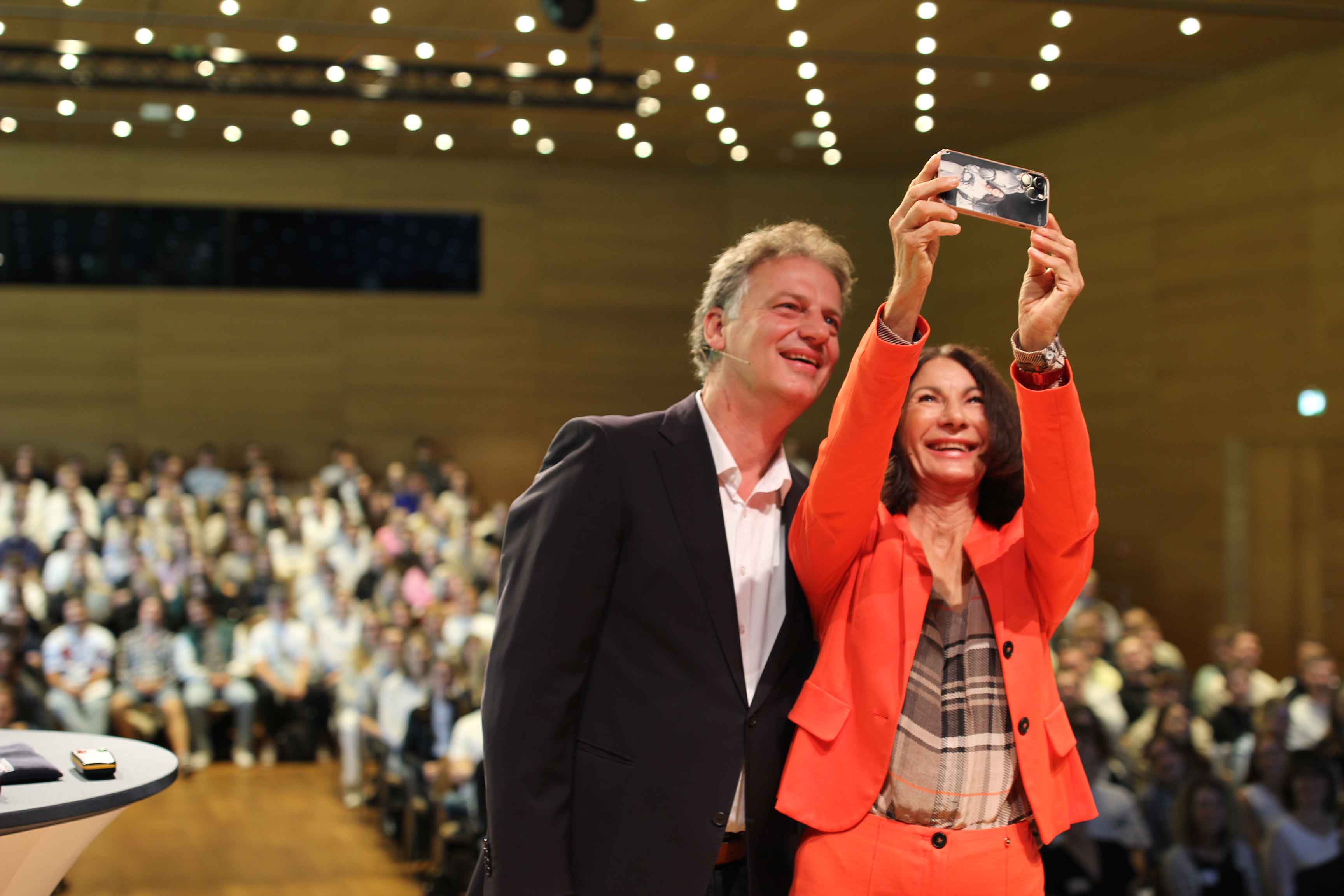 Rektorin Prof. Dr. Nicole Graf und Prorektor Prof. Dr. Thomas Bayon machen ein Selfie von der Erstsemesterbegrüßung