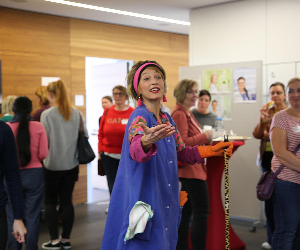 Schauspielerin Natasa Rinkovic, ehemalige Klinik-Clownin, mit ihrer Unterhaltungseinlage. 